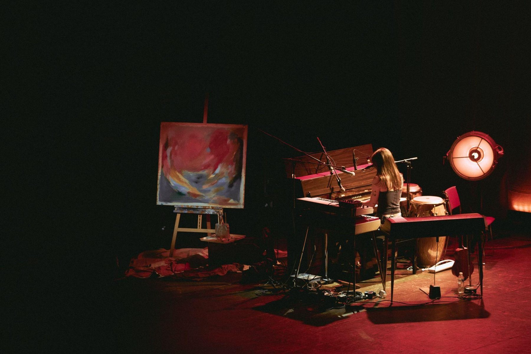 Lizzy McAlpine at the piano, EartH Hackney
